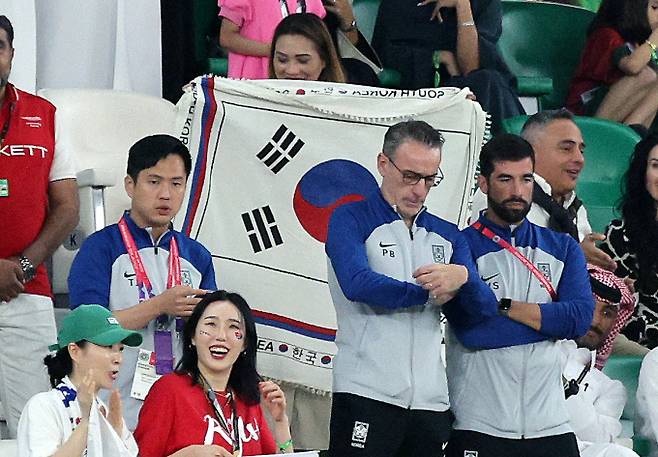 카타르월드컵 포르투갈과 경기에서 파울루 벤투 감독이 후반 추가 시간을 확인하고 있다. /사진= 뉴스1