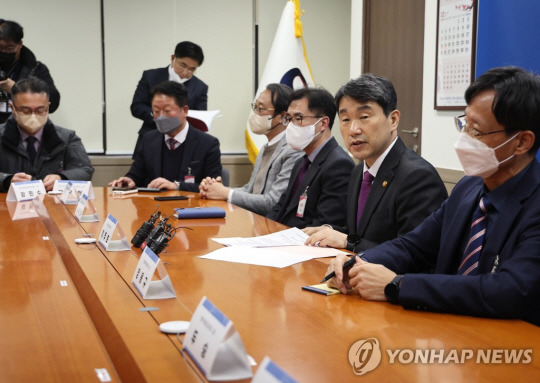 이주호 사회부총리 겸 교육부 장관이 19일 정부서울청사에서 산업수요맞춤형고(마이스터고) 교장단과 현장 의견 청취 및 향후 발전방향 모색을 위한 간담회를 하고 있다. 연합뉴스