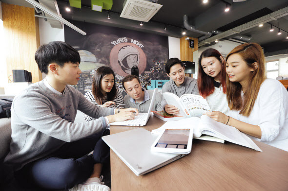 KAIST 학생들의 단체 토론학습 모습. [KAIST 제공]