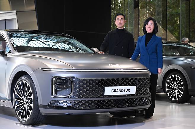 지난 8일 경기 고양 ‘현대 모터스튜디오 고양’에서 이지헌(왼쪽부터) 현대외장디자인2팀장과 송지현 현대내장디자인1팀장이 ‘7세대 그랜저’와 포즈를 취하고 있다. 고양=임세준 기자