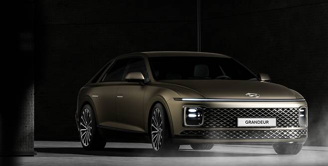 심리스 호라이즌 램프와 통합형 그릴이 특징적인 7세대 전면부 디자인. [현대차 제공]