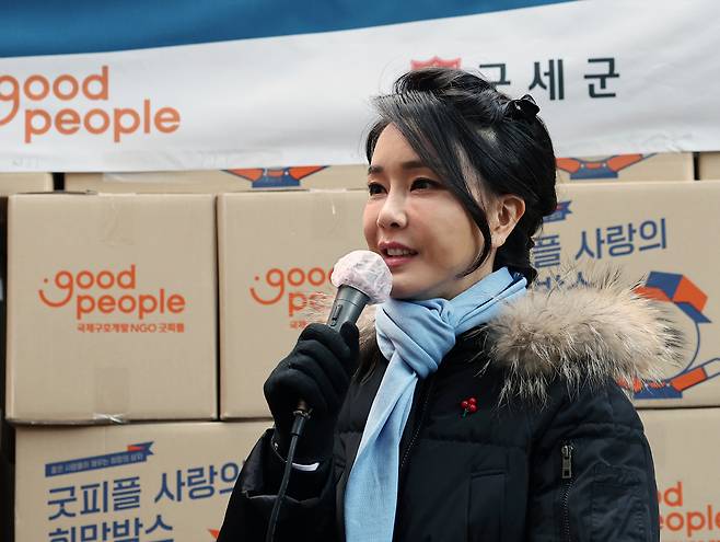 김건희 여사가 22일 서울 중구 남대문 쪽방촌에서 열린 '이웃과 함께하는 2022 찾아가는 성탄절, 희망박스 나눔행사'에서 인사말을 하고 있다. 연합뉴스