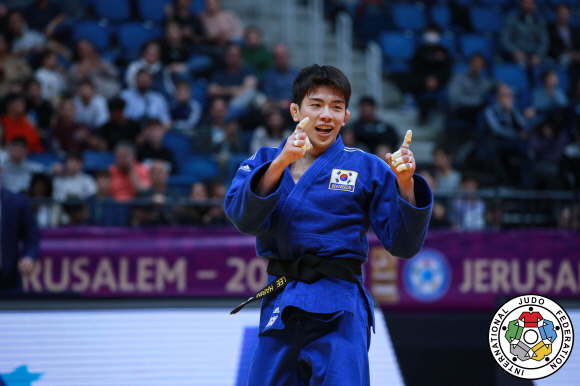 한국 유도의 이하림이 21일(한국시간) 이스라엘 예루살렘에서 열린 국제유도연맹(IJF) 예루살렘 마스터스 남자 60㎏급 결승에서 연장전 끝에 일본의 나가야마 류주를 제압하고 금메달을 따낸 뒤 기뻐하고 있다.IJF 홈페이지 캡처