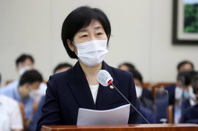 한화진 환경부 장관이 8월 23일 서울 여의도 국회에서 열린 환경노동위원회 전체회의에서 2021 회계년도 결산 및 예비비 지출 승인에 대한 정부 측 인사말을 하고 있다./권욱 기자