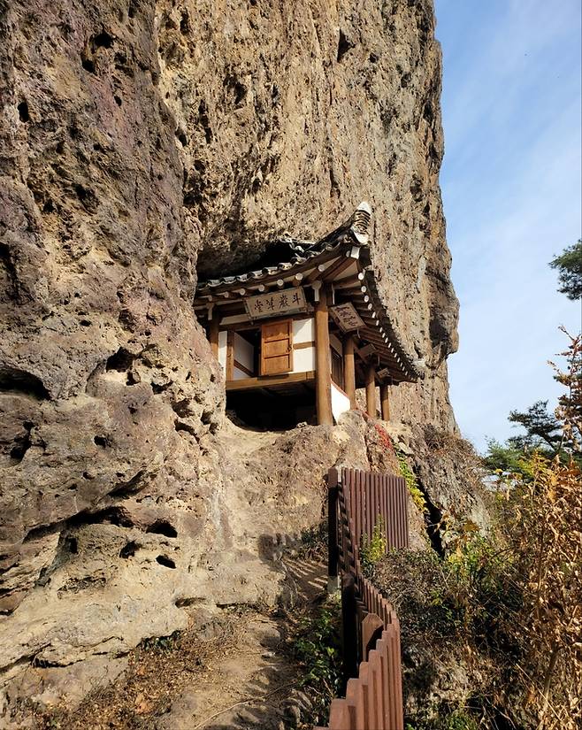 전좌바위(존좌바위)에 있는 두암초당. 사진|강석봉 기자