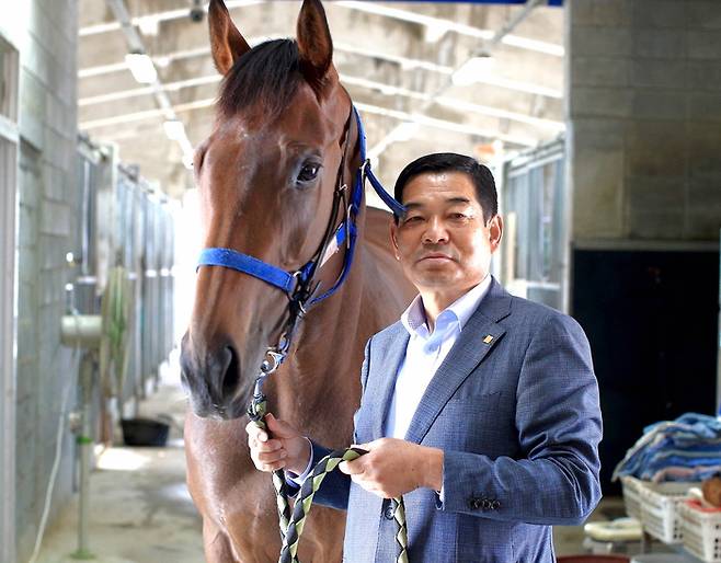 여왕의 자리에 오른 골든파워와 손병철 마주.