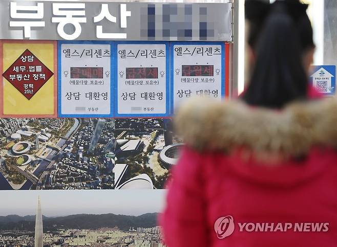 아파트 매매·전셋값 역대 최대 하락 지속 (서울=연합뉴스) 박동주 기자 = 계속되는 금리 인상과 거래 절벽 속에 아파트 매매·전셋값이 속수무책으로 하락세다.
    정부가 서울과 경기 일부를 제외한 전국에 걸쳐 전방위 규제지역 해제에 나섰지만 이번주에도 전국·수도권·서울 아파트 매매·전셋값은 역대 최대 하락 행진이 이어졌다. 사진은 9일 서울의 한 부동산중개업소 앞. 2022.12.9 pdj6635@yna.co.kr
