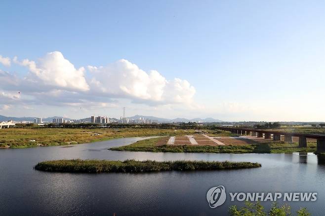 만경강에서 바라본 전주 [연합뉴스 자료사진]