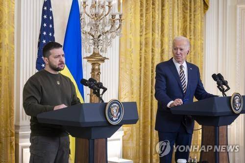 바이든 대통령과 회담한 뒤 기자회견하는 젤렌스키 대통령(왼쪽). [epa 연합뉴스 자료사진. 재판매 및 DB 금지]