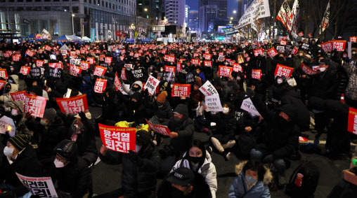 지난 17일 촛불전환행동이 숭례문 인근에서 정부 규탄 촛불집회를 하고 있다. (사진=연합뉴스)