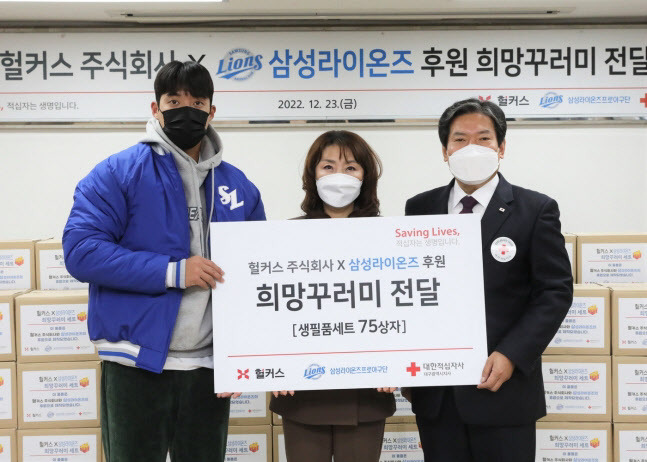 대구 지역 소외 어르신 위한 희망꾸러미 전달식에 삼성 선수단을 대표해 참석한 원태인. (사진=삼성 제공)