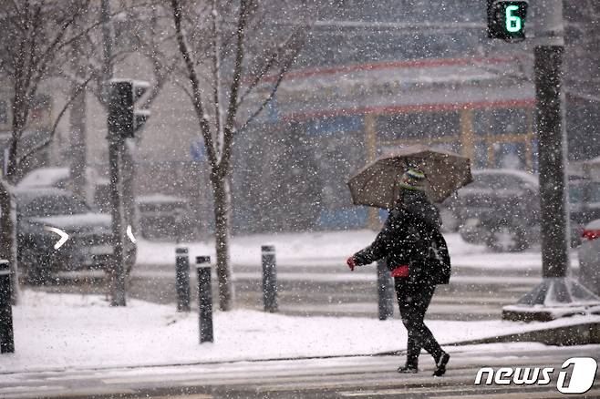 광주·전남 대부분 지역에 대설특보가 발효된 22일 오전 광주 서구 화정동에서 한 시민이 발걸음을 옮기고 있다. 2022.12.22/뉴스1 ⓒ News1 정다움 기자