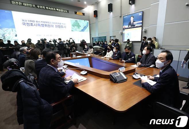 우상호 국회 용산 이태원 참사 진상규명과 재발방지를 위한 국정조사특별위원회 위원장과 특조위원들이 22일 오전 서울 종로구 정부서울청사 종합상황실을 찾아 행안부 현장조사를 하고 있다. 2022.12.23/뉴스1 ⓒ News1 국회사진취재단