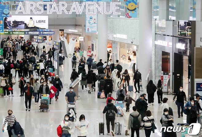 12일 인천국제공항 제1여객터미널 면세점이 해외 여행객들로 붐비고 있다. 2022.12.12/뉴스1 ⓒ News1 민경석 기자