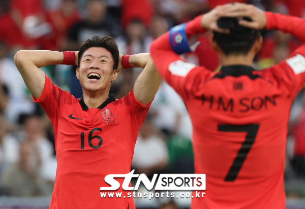 24일(현지시간) 카타르 알라이얀 에듀케이션 시티 스타디움에서 열린 2022 카타르 월드컵 H조 1차전 대한민국과 우루과이의 경기, 황의조가 아쉬워하고 있다. 사진｜뉴시스