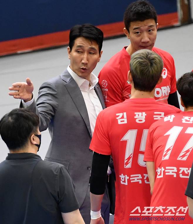 V리그 남자부 한국전력과 현대캐피탈의 경기가 23일 수원실내체육관에서 열렸다. 한국전력 권영민 감독이 작전 지시를 하고 있다. 수원=박재만 기자 pjm@sportschosun.com/2022.12.23/