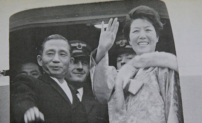 1964년 12월 박정희 전 대통령 서독 방문 사진. 박정희 대통령과 육영수 여사가 서독을 떠나며 비행기에 올라 배웅 나온 서독 국민들에게 작별인사를 하고 있다. / 책 '붕정칠만리' 中