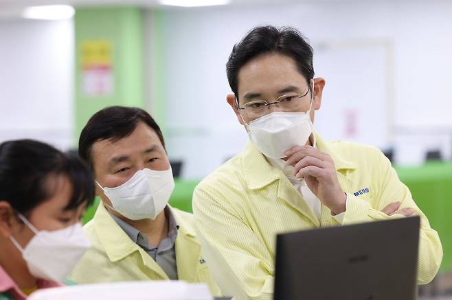 이재용 삼성전자 회장이 22일 베트남 하노이 인근의 삼성전자 법인(SEV)을 방문해 스마트폰 생산 공장을 점검하고 있다. /삼성전자