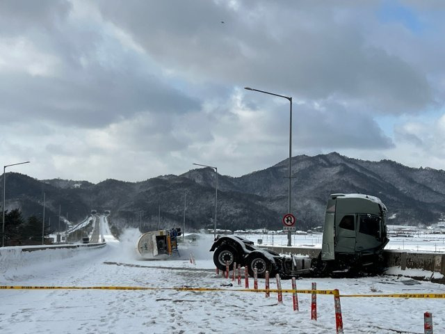 23일 오전 8시 48분경 전남 장흥군 남해고속도로 순천-영암 방면 구간에서 액화산소가스를 싣고 가던 25t 탱크로리가 눈길에 넘어져 경찰과 소방당국이 긴급조치를 했다. 전남소방본부 제공