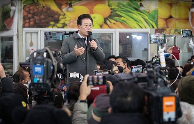 이재명 더불어민주당 대표가 22일 오전 경북 안동시 옥야동 안동중앙신시장에서 시민들에게 발언을 하고 있다../뉴스1 ⓒ News1 이재명 기자 /사진=뉴스1