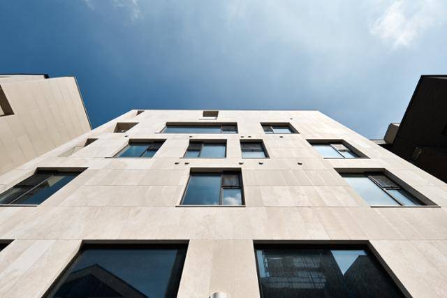 건물 뒤편의 창문 프레임 모습. 김용수 건축사진작가 제공