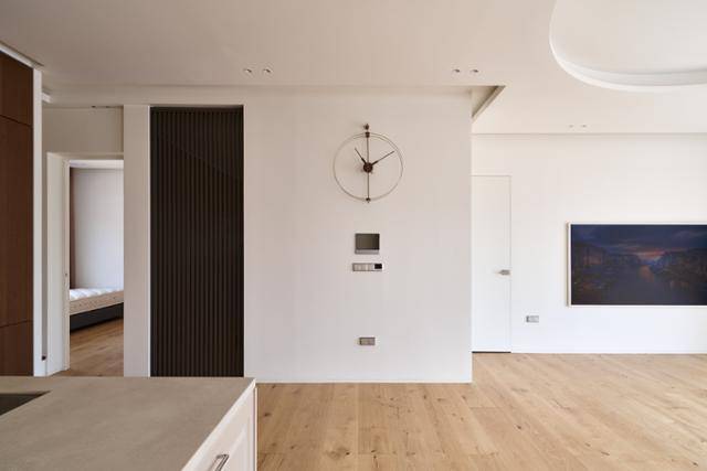 현관에 설치된 중문은 자동문 형태로 했고, 각 방문은 벽 색상과 같은 흰색을 기본으로, 몰딩 없이 마감했다. 김용수 건축사진작가 제공