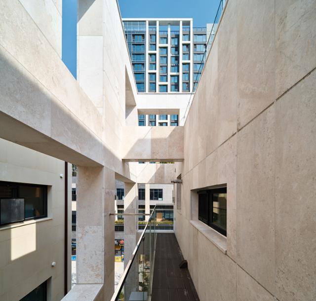 프레임을 만들어 확보한 야외 공간에 꾸민 작은 테라스. 김용수 건축사진작가 제공