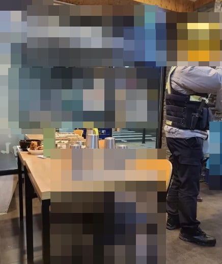 미성년자 두명이 술을 먹고 '먹튀'해 경찰이 출동한 모습. / 사진=온라인 커뮤니티