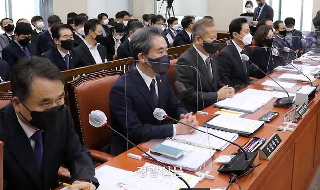 남화영 소방청장직무대리, 윤희근 경찰청장, 이상민 행안부장관, 오세훈 서울시장, 박희영 용산구청장, 김광호 서울경찰청장, 김승호 인사혁신처장(왼쪽부터)이 7일 서울 여의도 국회 행정안전위원회 전체회의 현안질의에서 의원들의 질문을 듣고 있다./박민규 선임기자