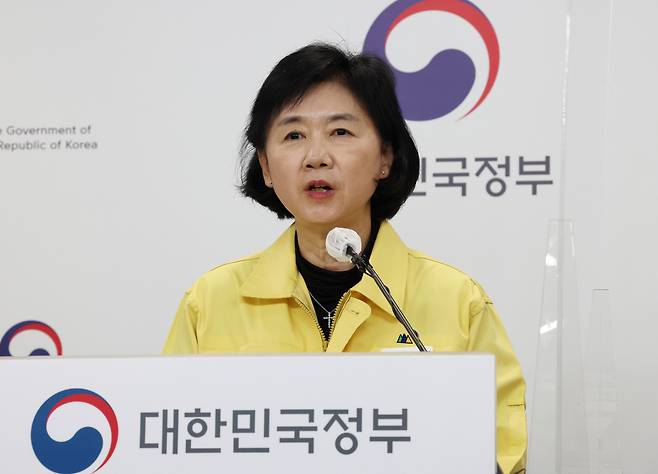 Jee Young-mee, head of the Korea Centers for Disease Control and Prevention, announces a plan to adjust the indoor mask mandate, at a regular briefing held at the KCDC headquarters in Cheongju, North Chungcheong Province, Friday. (Yonhap)