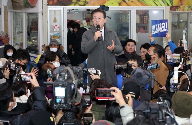 더불어민주당 이재명 대표가 22일 경북 안동시 중앙신시장을 방문한 자리에서 지지자와 시민들에게 인사말을 하고 있다. 연합뉴스