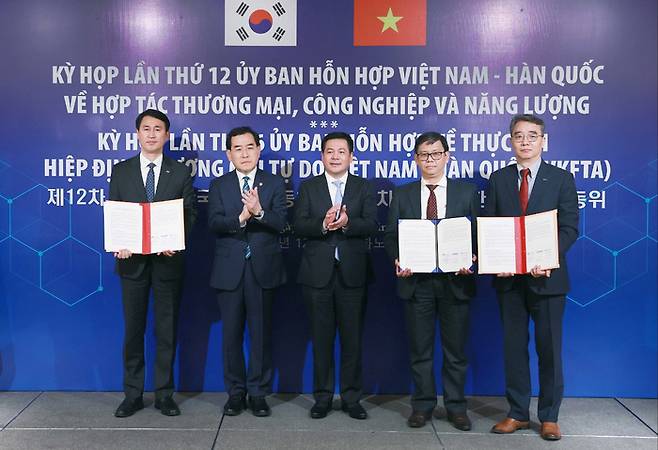 베트남 하노이에서 지난 22일 한국-베트남 산업공동위 주관으로 열린 ‘베트남 내 청정 에너지 산업분야 협력을 위한 양해각서’ 체결식에서 양국 정부 대표단과 관계자들이 기념 촬영을 하고 있다. 왼쪽부터 이규복 KETI 부원장, 이창양 산업통상자원부 장관, 응우옌 홍 디엔(Nguyen Hong Dien) 베트남 산업무역부 장관, 쩐끼푹(Tran Ky Phuc) IE 원장, 박홍욱 두산에너빌리티 파워서비스 BG장.