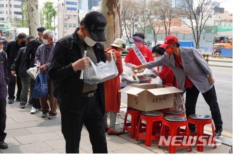 [서울=뉴시스] associate_pic[서울=뉴시스]재단법인 하늘궁 무료급식소는 서울 종로구 종로3가 탑골공원 인근에서 매일 어르신들에게 500명분의 도시락을 나눠주고 있다고 23일 밝혔다. 2022.12.23 (사진 = 국가혁명당 제공) photo@newsis.com