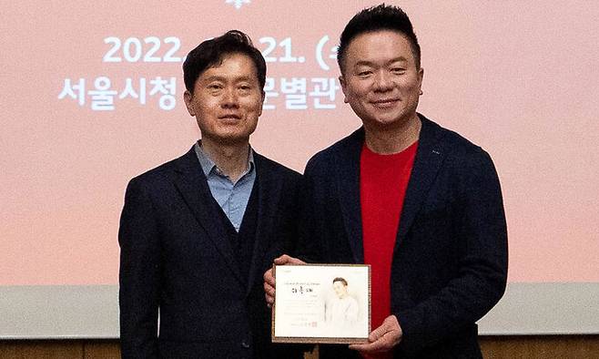 지난 21일 서울시청에서 방송인 김태균(오른쪽)씨가 유연식 서울시 기후환경본부장과 기념 촬영을 하고 있다. 서울시 제공