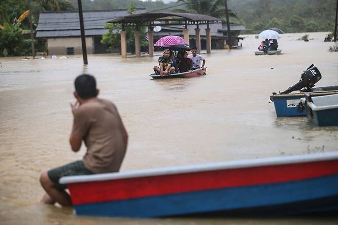 말레이시아 북부에 폭우가 내리면서 주민 7만 명이 대피하고 사망자가 속출하는 사고가 발생했다. 사진=EPA 연합뉴스