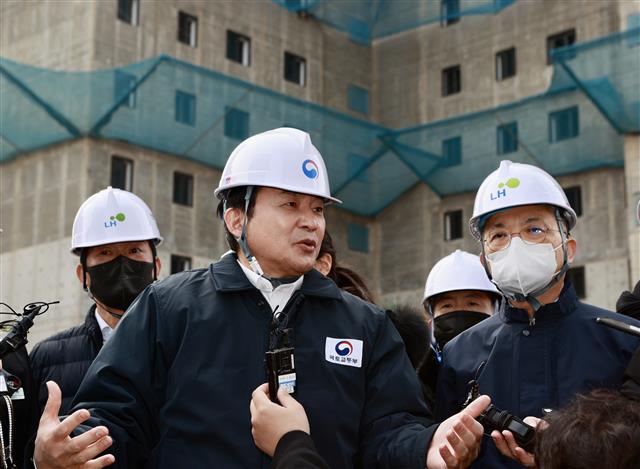 인천 건설현장 점검나선 원희룡 장관 - 원희룡 국토교통부 장관이 9일 인천시한 공동주택 공사현장을 방문, 화물연대 집단운송거부와 건설노조의 동조파업 움직임에 따른 피해 현황을 점검하고 있다. 2022.12.9 뉴스1