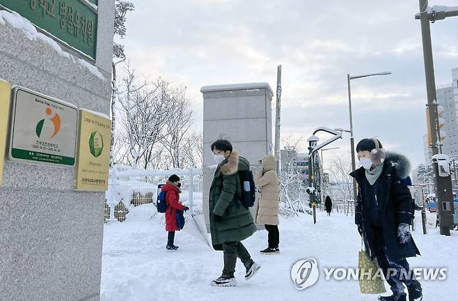 폭설 뚫고 등교하는 아이들 (전주=연합뉴스) 김진방 기자 = 대설특보가 내려진 전북에 최고 53㎝의 눈이 쌓인 가운데 전주시의 한 초등학교 학생들이 쌓인 눈을 뚫고 등교하고 있다. 2023.12.23 chinakim@yna.co.kr