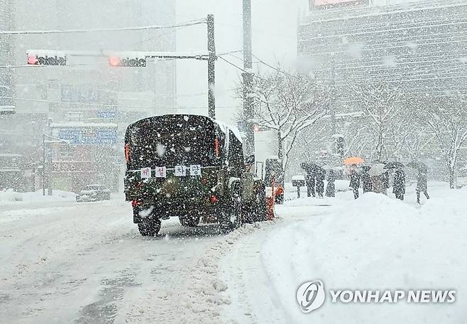 육군 31사단 제설작전 (광주=연합뉴스) 광주·전남에 폭설이 내린 23일 오전 광주 북구의 한 도로에서 육군 31사단 측이 제설 차량을 투입해 도로 위의 눈을 치우고 있다. 2022.12.23 [육군 31사단 제공. 재판매 및 DB 금지] pch80@yna.co.kr