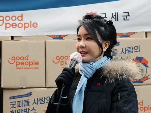 김건희 여사가 22일 서울 중구 남대문 쪽방촌에서 열린 ‘이웃과 함께하는 2022 찾아가는 성탄절, 희망박스 나눔행사’에서 인사말을 하고 있다. (사진=연합뉴스)