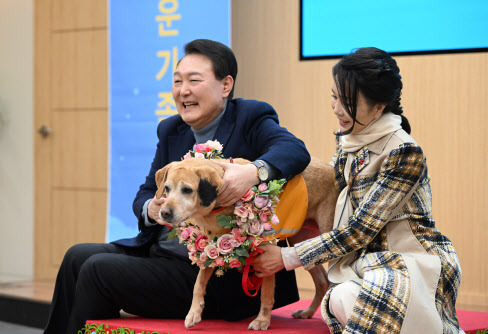 윤석열 대통령과 김건희 여사가 24일 경기도 용인 삼성화재 안내견 학교에서 분양받은 은퇴 안내견 ‘새롬이’와 기념사진을 찍고 있다. (사진=연합뉴스)