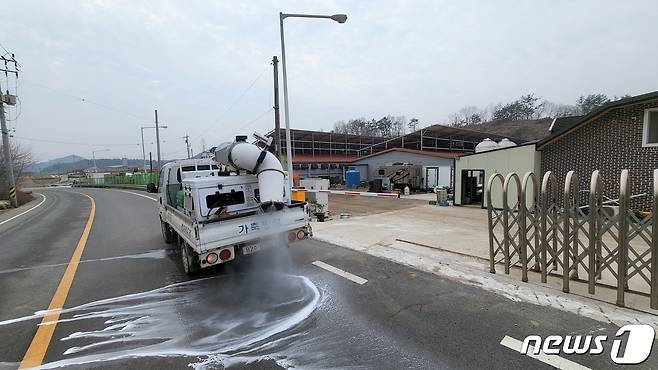 최근 전남에서 조류인플루엔자 발생이 이어지자 전남도가 차단 방역을 위해 도로를 소독하고 있는 모습.(전남도 제공) 2022.11.22/뉴스1
