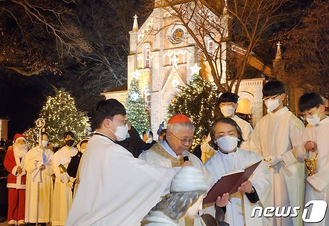 유흥식 추기경(교황청 성직자부 장관)이 24일 충남 아산 천주교 공세리 성당에서 성탄 미사를 집전하고 있다. 2022.12.24/뉴스1 ⓒ News1 이시우 기자