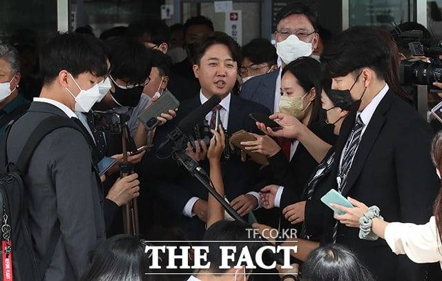 이 전 대표는 지난 7월 국민의힘 윤리위 징계 결정 이후 공개 행보를 자제해왔다. 사진은 지난 9월 서울남부지법에서 열린 정진석 비대위원장 및 비대위원 6명을 상대로 낸 3~5차 가처분 심문을 마치고 나서는 이 전 대표. /이선화 기자