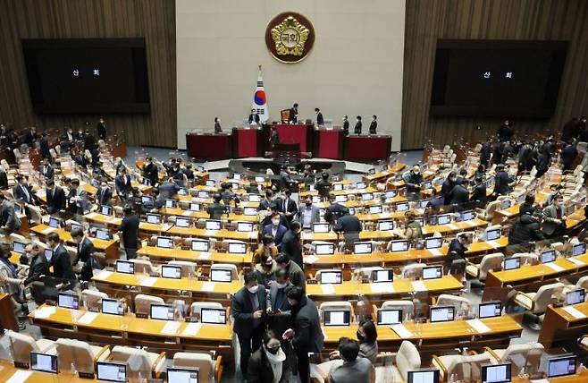 24일 새벽 내년도 예산안 통과 뒤 산회가 선포되자 여야 의원들이 국회 본회의장을 나서고 있다 . [이미지출처=연합뉴스]