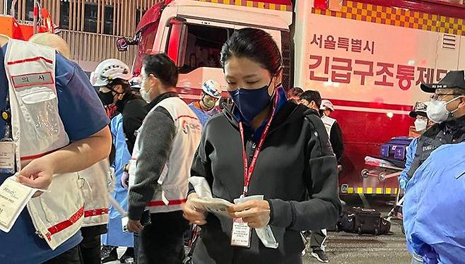 더불어민주당 신현영 의원이 이태원 참사 다음 날인 10월 30일 “긴박했던 현장 상황을 기록으로 남긴다”며 자신의 페이스북에 올린 사진이다. 신 의원의 구조 활동 사진은 닥터 카에 동승해 현장에 함께 도착한 신 의원 남편이 촬영한 것으로 알려졌다. /신현영 의원 페이스북