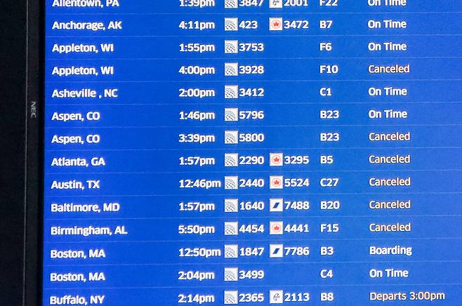 미국 시카고 오헤어 국제공항에서 한파로 결항된 항공편들. /EPA 연합뉴스