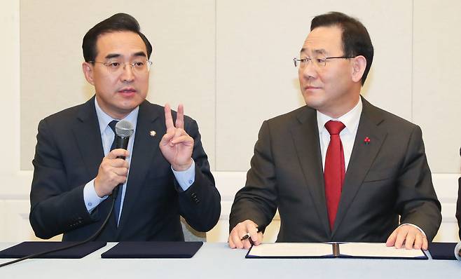 박홍근 더불어민주당 원내대표(왼쪽)와 주호영 국민의힘 원내대표. /뉴스1