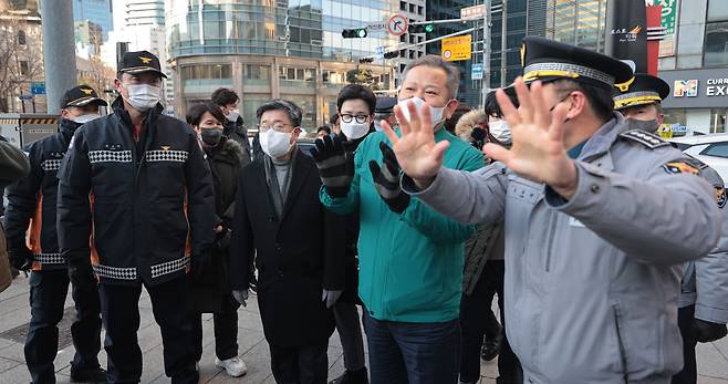 이상민 행정안전부 장관이 23일 오후 서울 중구 명동거리에서 연말 명동 인파대비 안전관리 실태점검을 하고 있다. /연합뉴스