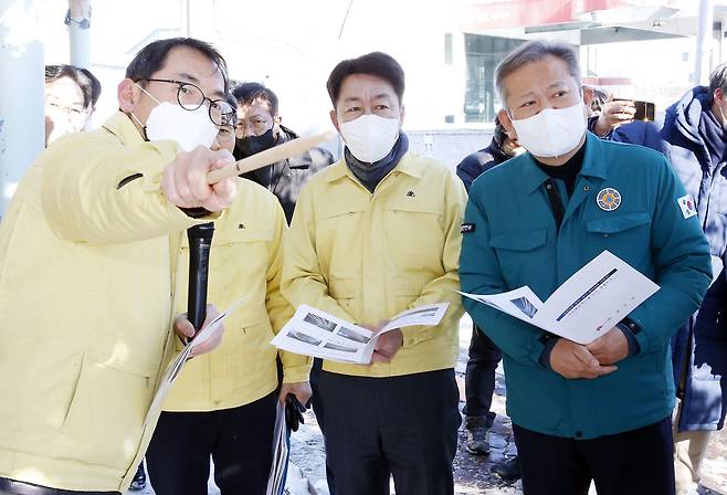 이상민 행안부장관이 24일 폭설이 내렸던 전북 전주시의 어은터널 인근을 찾아 현황 보고를 받고 있다./연합뉴스