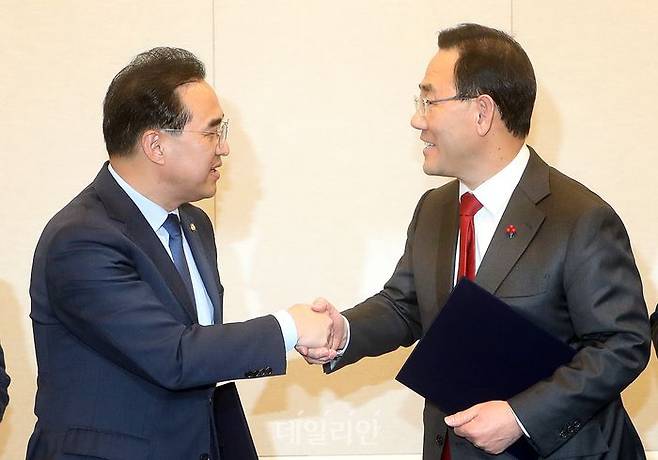 주호영 국민의힘 원내대표와 박홍근 더불어민주당 원내대표가 22일 오후 국회에서 새해 예산안 처리 합의문을 발표한 뒤 악수하고 있다. ⓒ데일리안 박항구 기자